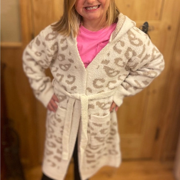 ComfyLuxe Kids Robe With Hood - Picture 3 of 5